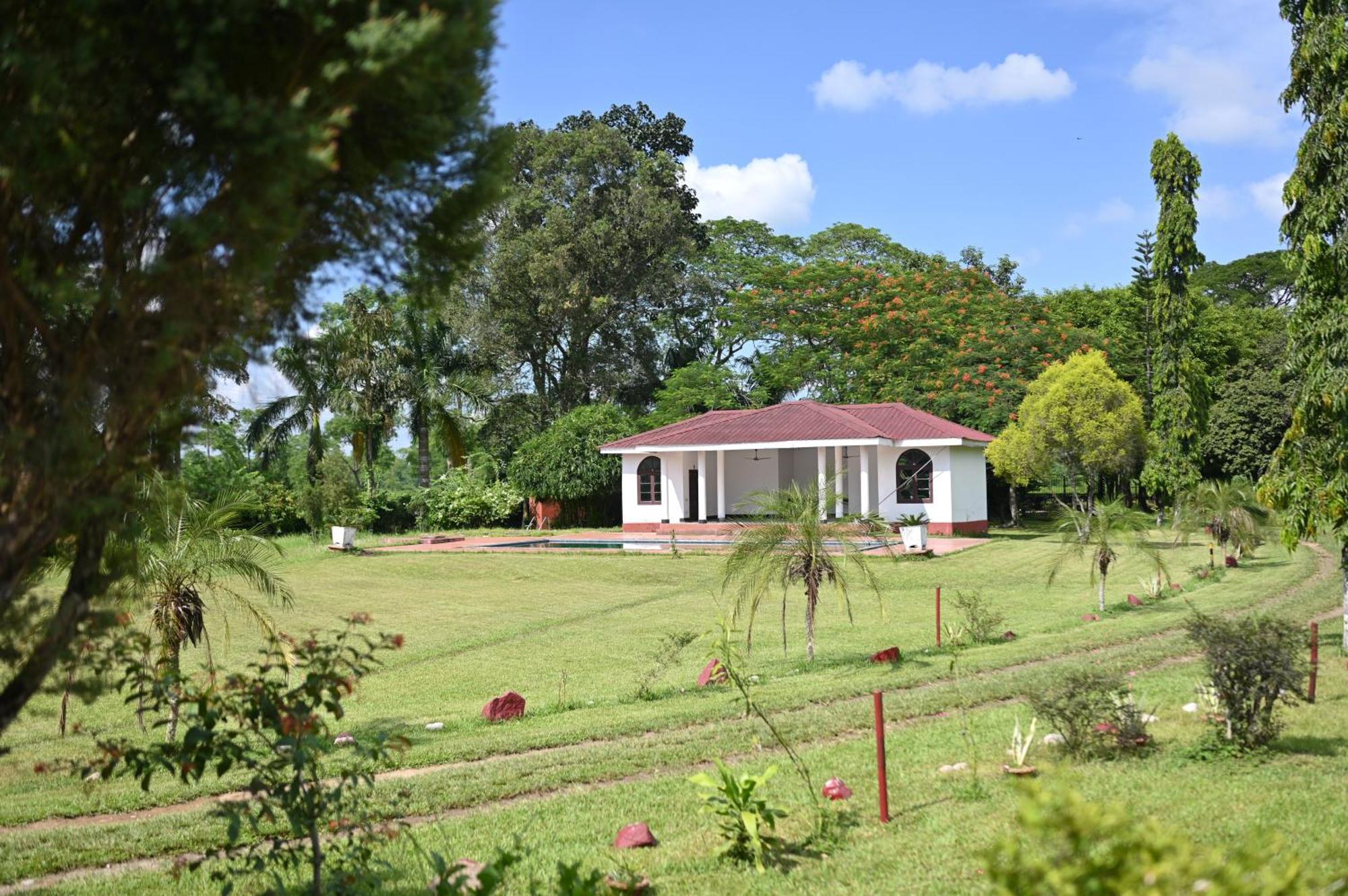 Banyan Grove Hotel Jorhāt Buitenkant foto