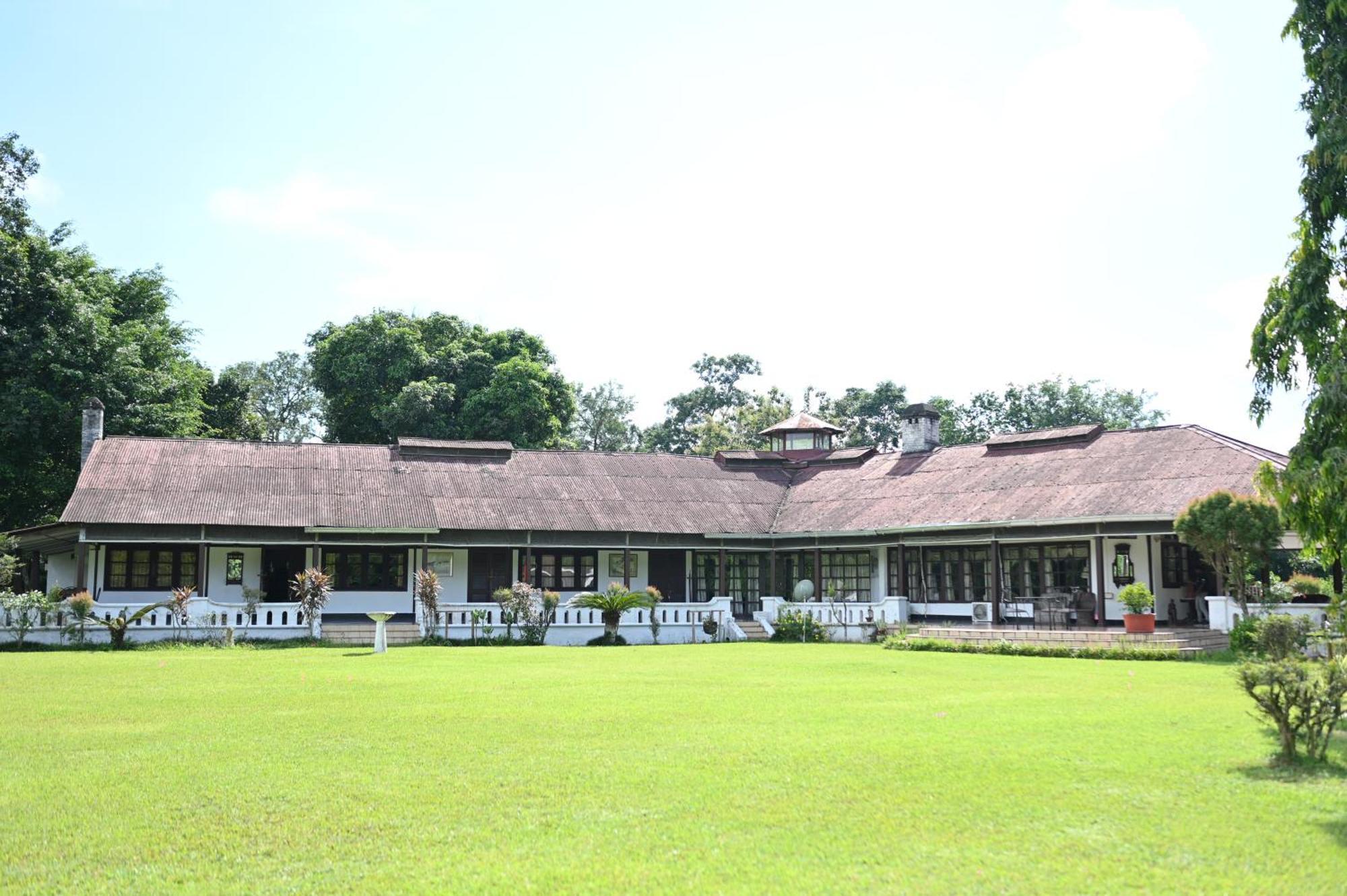 Banyan Grove Hotel Jorhāt Buitenkant foto