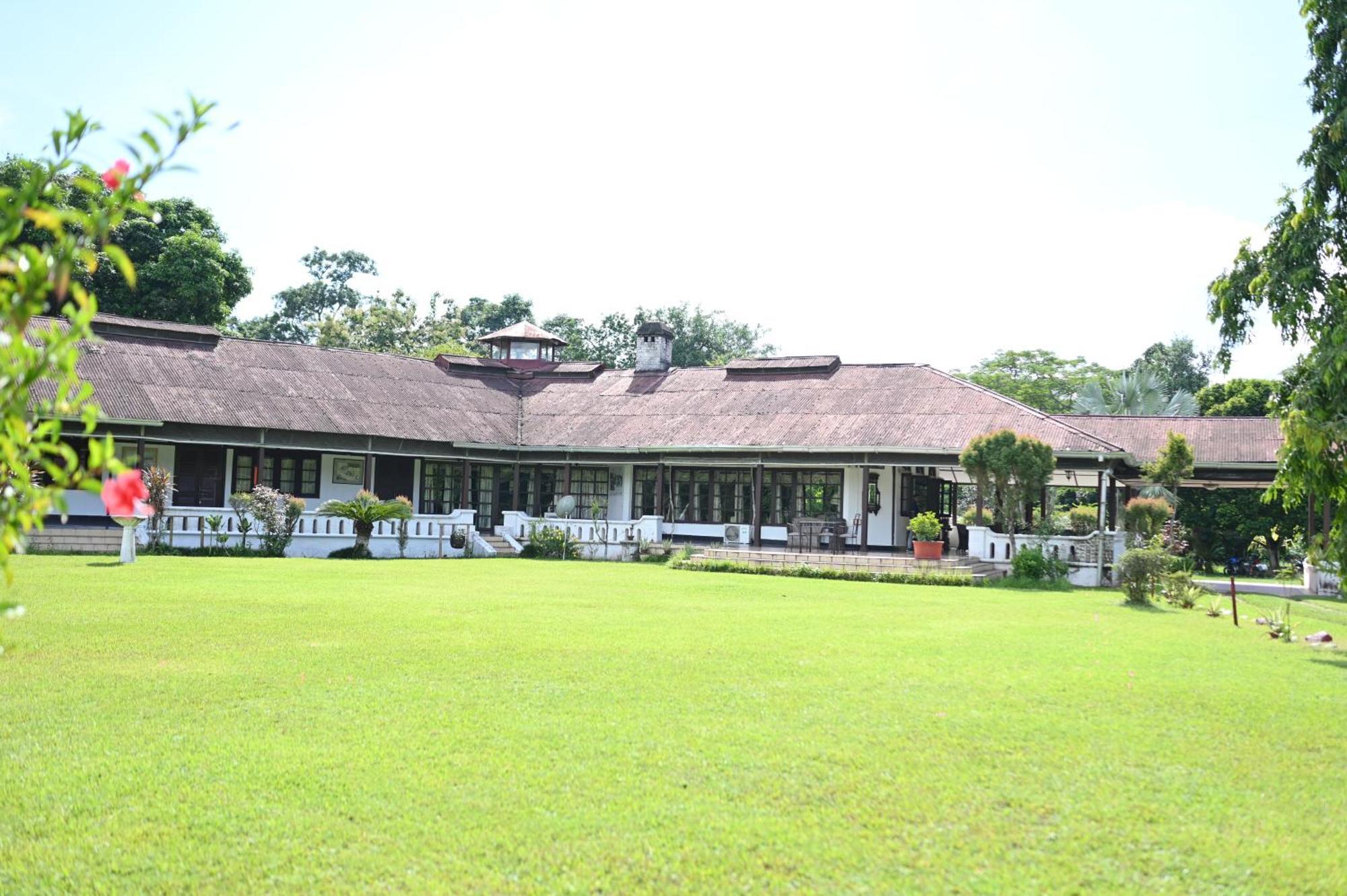 Banyan Grove Hotel Jorhāt Buitenkant foto