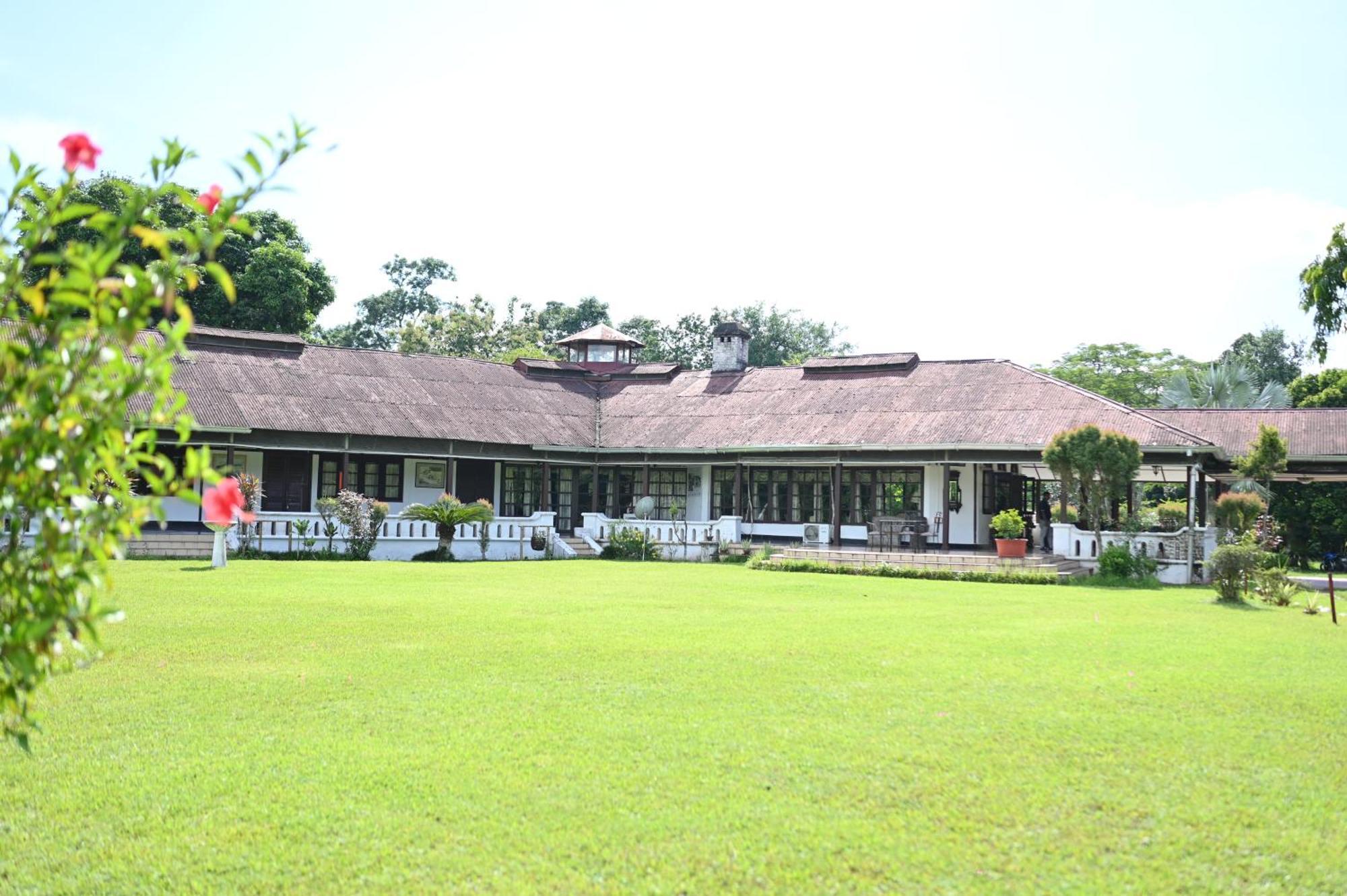 Banyan Grove Hotel Jorhāt Buitenkant foto